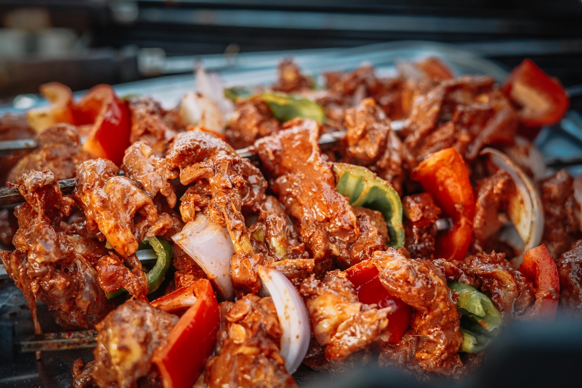 Marinierte Spieße mit Paprika und Zwiebeln, frisch vom Grill