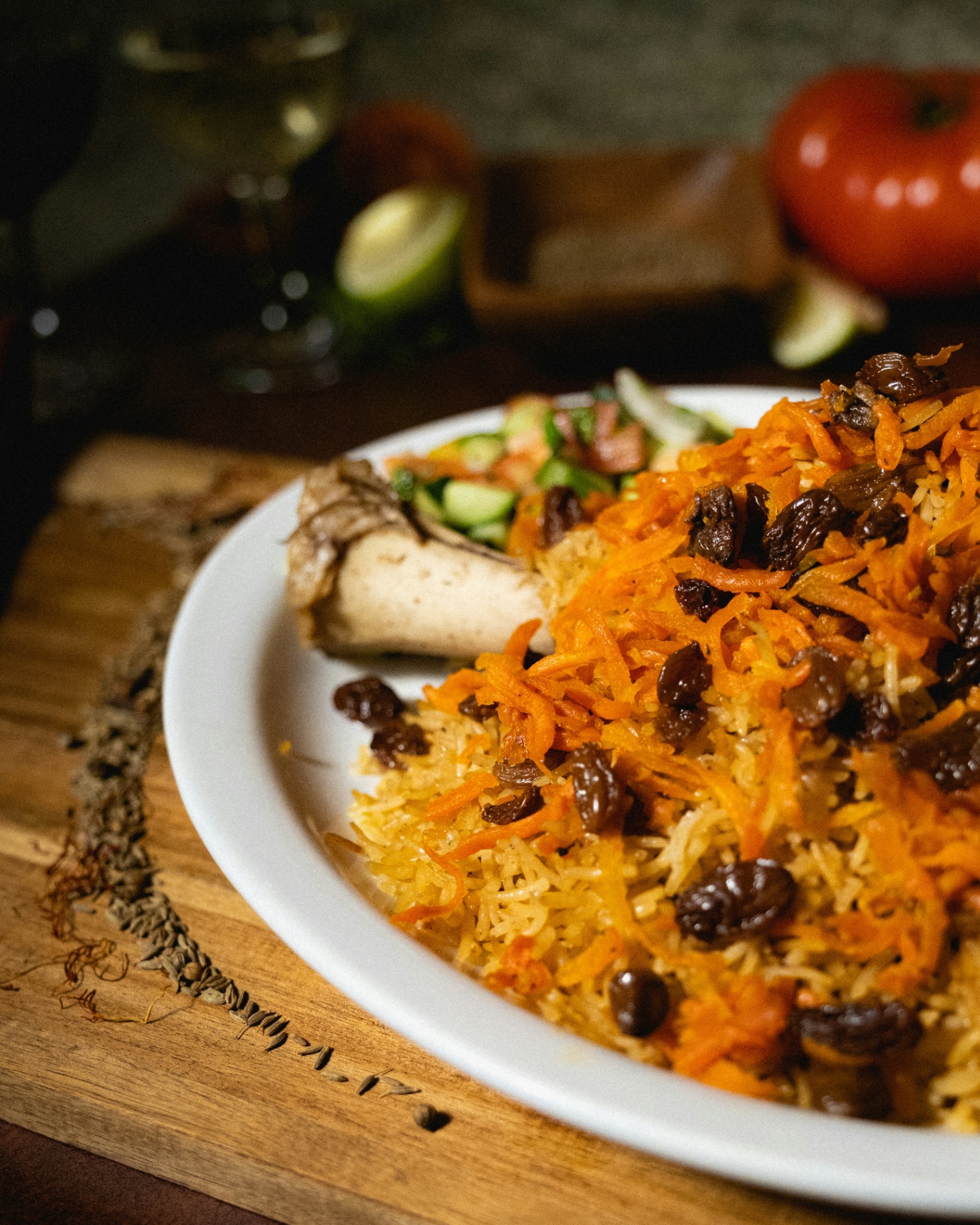 Aromatisches Reisgericht mit Karotten und Rosinen – orientalische Küche